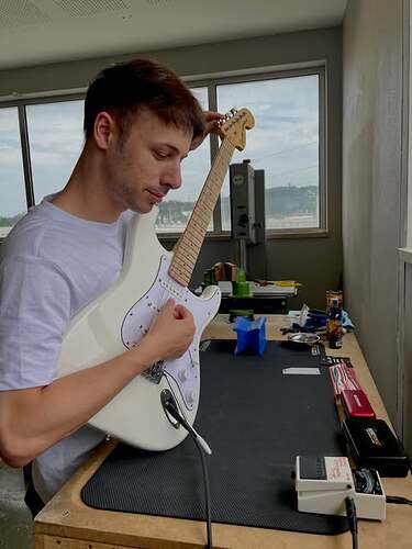 Na bancada da Academia Clínica da Guitarra