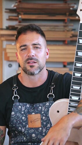 Na oficina da Clínica da Guitarra, em Pombal