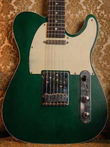 Guitarra elétrica verde terminada